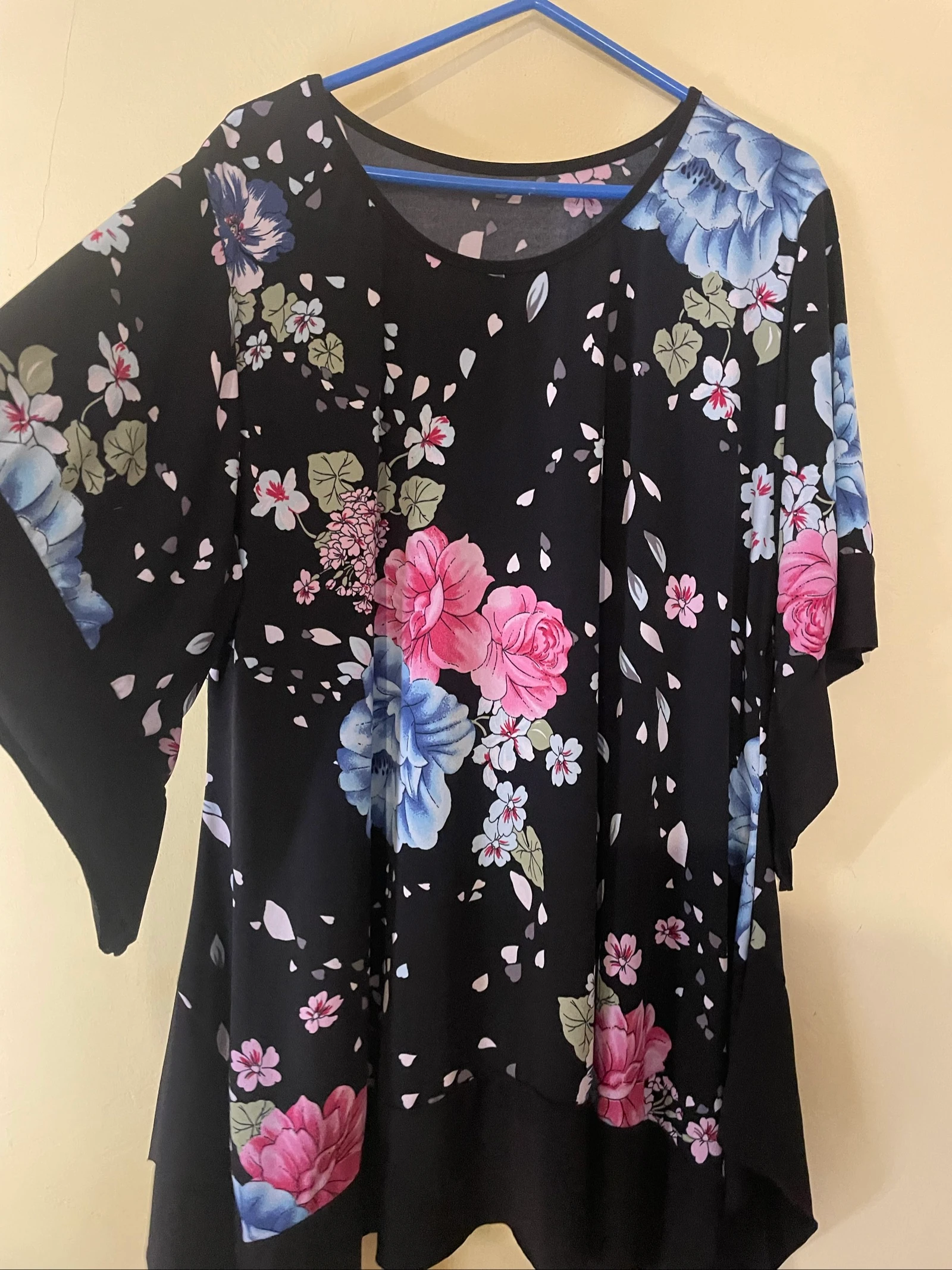 Blusa Túnica Floral Negra Oversized - Manga Quimono / Murciélago – photo 4